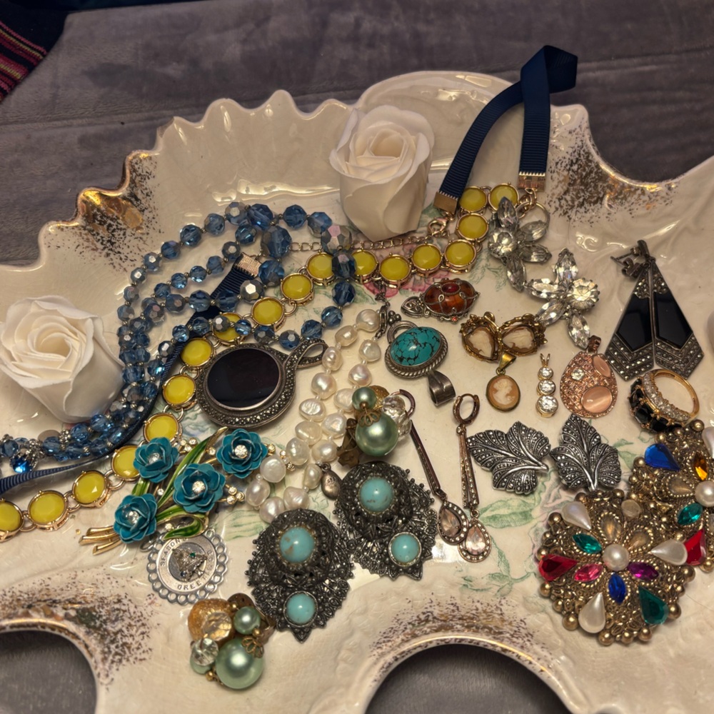 Stunning large Vintage Jewelry Collection many signed excellent condition lot